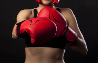 kadın boksör kırmızı Boks eldiveni ile Delme