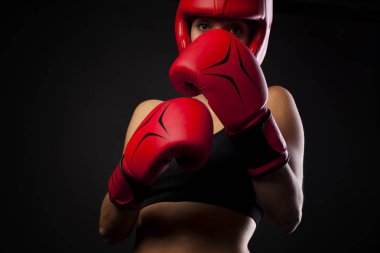 Kadın boksör bir kendini savunma duruş