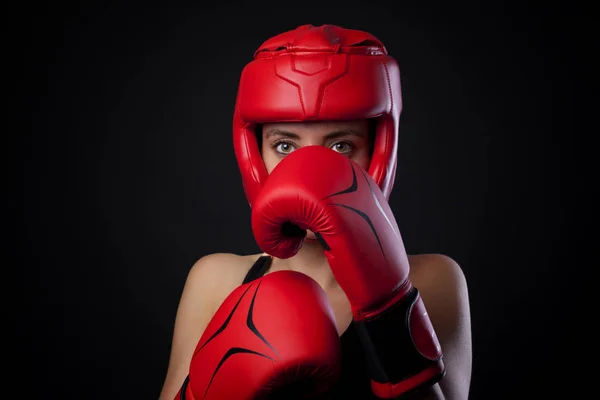 自衛隊の姿勢で女性ボクサー — ストック写真