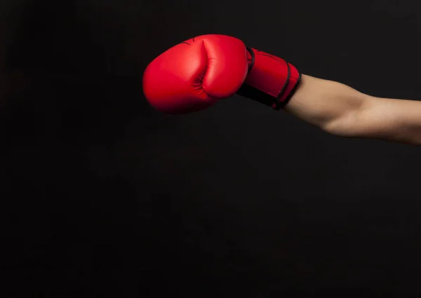 女性ボクサーの赤いボクシング グローブでパンチ — ストック写真