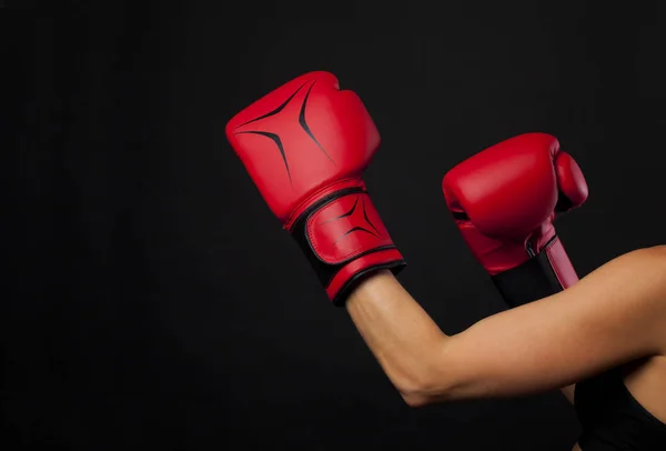 ボクシング トレーニング、黒の背景に赤いボクシング グローブのペア — ストック写真