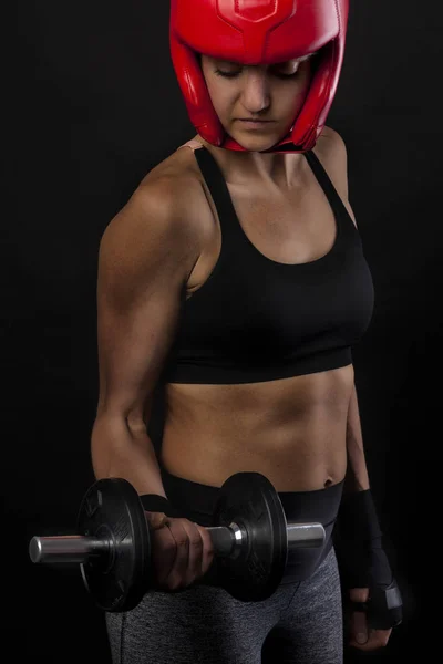 Сильная женщина, упражняющаяся с гантелями — стоковое фото