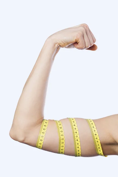 Kobiece sportowca rozciągania biceps — Zdjęcie stockowe