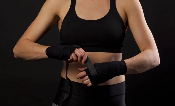 Жіночий боксер обгортає руки боксерською стрічкою Стокове Фото