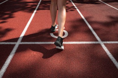 Kırmızı koşu parkuru ile kadın avcısı, ayak üzerinde kapat