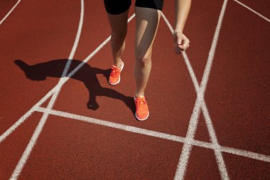 Kırmızı koşu parkuru ile kadın avcısı, ayak üzerinde kapat