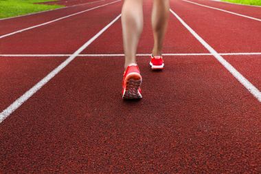 Koşu parkuru pembe ayakkabılarla güzel kadın ayak üzerinde kapat