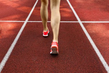 Koşu parkuru pembe ayakkabılarla güzel kadın ayak üzerinde kapat