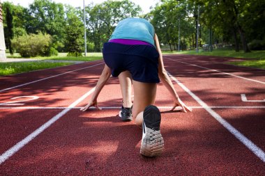 Koşu parkuru pembe ayakkabılarla güzel kadın ayak üzerinde kapat