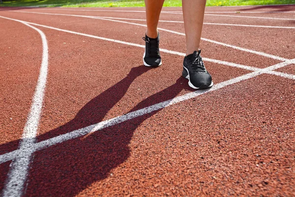 Koşu parkuru pembe ayakkabılarla güzel kadın ayak üzerinde kapat