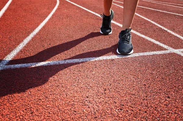 Koşu parkuru pembe ayakkabılarla güzel kadın ayak üzerinde kapat