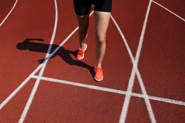 Kırmızı koşu parkuru ile kadın avcısı, ayak üzerinde kapat