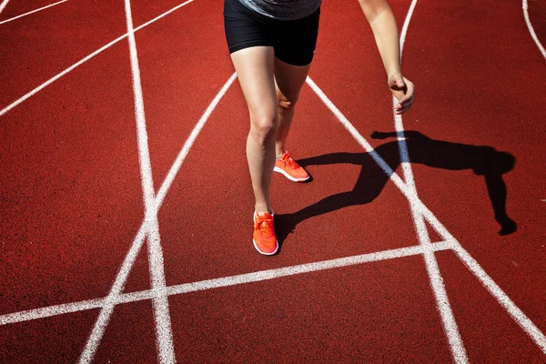 Koşu parkuru pembe ayakkabılarla güzel kadın ayak üzerinde kapat