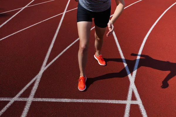 Koşu parkuru pembe ayakkabılarla güzel kadın ayak üzerinde kapat