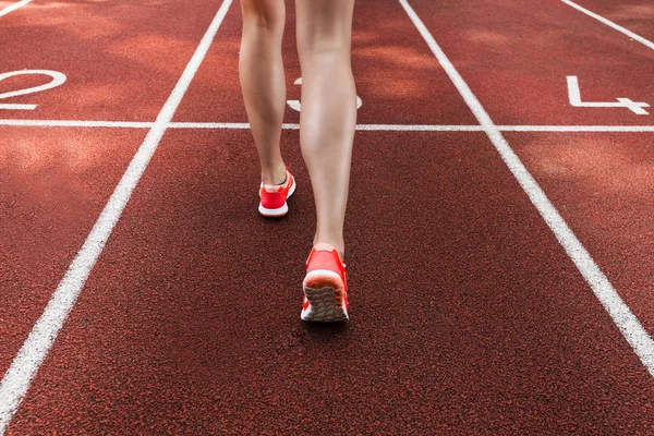 Koşu parkuru pembe ayakkabılarla güzel kadın ayak üzerinde kapat