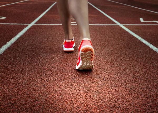 Koşu parkuru pembe ayakkabılarla güzel kadın ayak üzerinde kapat