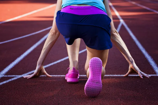Koşu parkuru pembe ayakkabılarla güzel kadın ayak üzerinde kapat