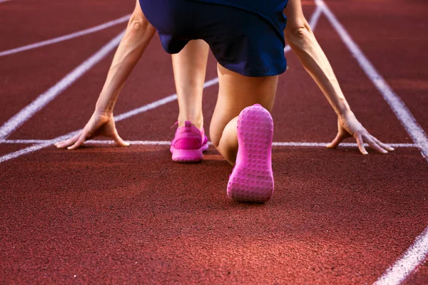 Erkek koşu parkuru, başlangıç için bekleyen hat başlangıç ellerde egzersiz oturum