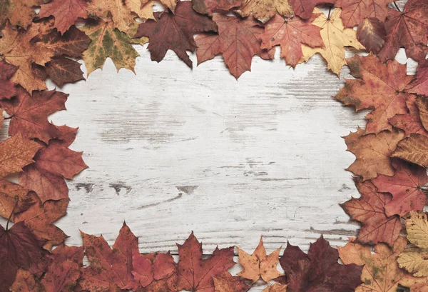 Podzimní Rám Foukající Javorové Listy Přes Vinobraní Pozadí — Stock fotografie
