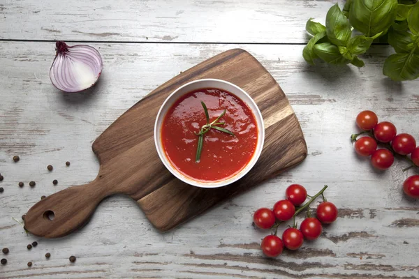 Sopa Tomate Sobre Fondo Rústico Con Hojas Otoñales — Foto de Stock