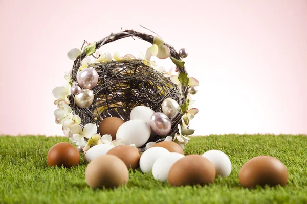 Easter Eggs Wicker Basket Filled Green Grass Background — Stock Photo, Image