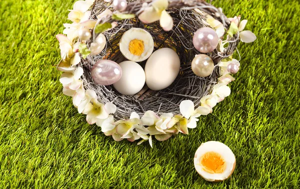 Ψάθινο Καλάθι Γεμάτο Πασχαλινά Αυγά — Φωτογραφία Αρχείου