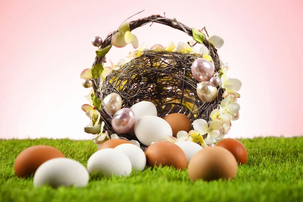 Easter Eggs Wicker Basket Filled Green Grass Background — Stock Photo, Image