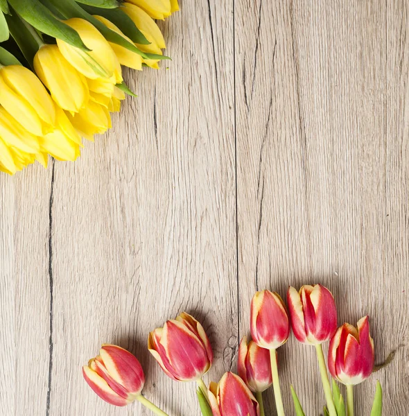 Gelbe Und Rote Tulpen Liegen Auf Dem Alten Rustikalen Holztisch — Stockfoto