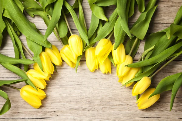 Żółte Tulipany Leżące Drewnianym Starym Rustykalnym Stole — Zdjęcie stockowe