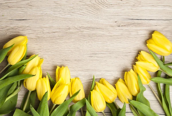 Gelbe Tulpen Liegen Auf Dem Alten Rustikalen Holztisch — Stockfoto