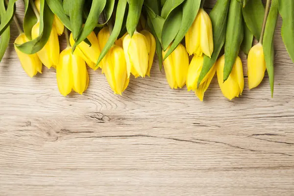 Gelbe Tulpen Liegen Auf Dem Alten Rustikalen Holztisch — Stockfoto