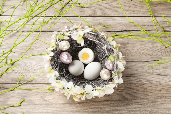 Cesta Mimbre Llena Huevos Pascua Sobre Fondo Rústico Madera Fotos De Stock