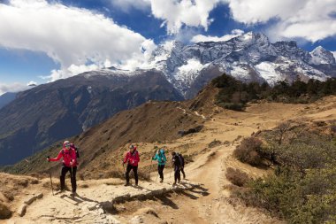 HIMALAYAS, NEPAL - CIRKA NOVEMBER 2017: Everest Ana Kampı 'na giden yürüyüşçüler, güzel güneşli hava ve muhteşem manzaralar