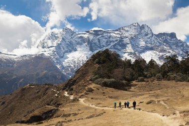 HIMALAYAS, NEPAL - CIRKA NOVEMBER 2017: Everest Ana Kampı 'na giden yürüyüşçüler, güzel güneşli hava ve muhteşem manzaralar