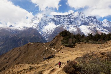 HIMALAYAS, NEPAL - CIRKA NOVEMBER 2017: Everest Ana Kampı 'na giden yürüyüşçüler, güzel güneşli hava ve muhteşem manzaralar