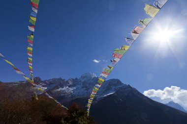 Başlangıçta bez pankartlar üzerine yazılmış olan Nepal Sutras, dünyanın diğer bölgelerine dua bayrağı olarak gönderildi..