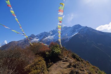 Başlangıçta bez pankartlar üzerine yazılmış olan Nepal Sutras, dünyanın diğer bölgelerine dua bayrağı olarak gönderildi..
