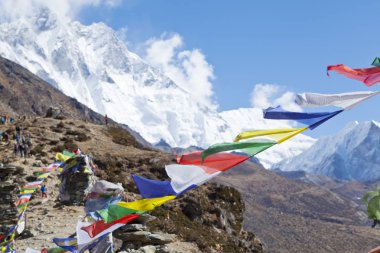 Başlangıçta bez pankartlar üzerine yazılmış olan Nepal Sutras, dünyanın diğer bölgelerine dua bayrağı olarak gönderildi..