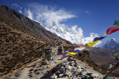 Başlangıçta bez pankartlar üzerine yazılmış olan Nepal Sutras, dünyanın diğer bölgelerine dua bayrağı olarak gönderildi..