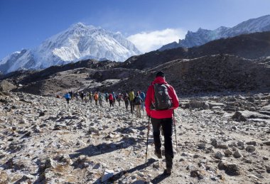 Everest Ana kampı, Khumbu Vadisi, Milli Parkı: Sagarmatha, Nepal Himalayalar muhteşem şekilde başarı, özgürlük ve mutluluk, başarı dağlarda. 