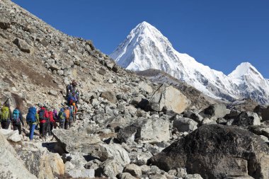 HIMALAYAS, NEPAL - CIRKA NOVEMBER 2017: Everest Ana Kampı 'na giden yürüyüşçüler, güzel güneşli hava ve muhteşem manzaralar