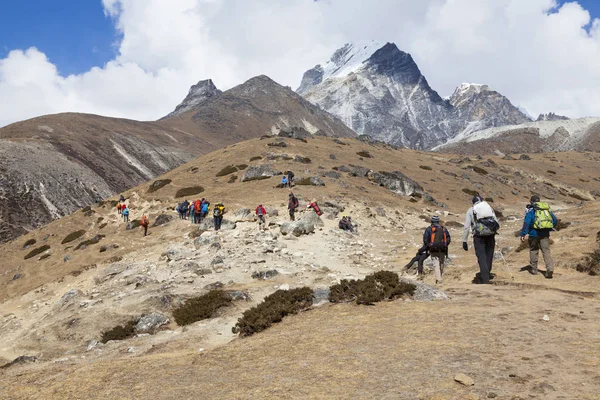 Himalayas Nepal Cirka November 2017 Everest Ana Kampı Giden Yürüyüşçüler — Stok fotoğraf