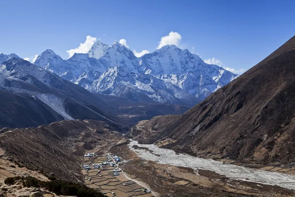 壮观的方式到珠穆朗玛峰大本营 昆布山谷 萨加玛塔国家公园 尼泊尔喜马拉雅山成功 自由和幸福 成就在山区 — 图库照片