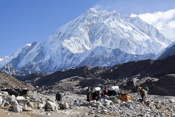 Himalayas Nepal Cirka Listopad 2017 Turyści Drodze Obóz Everest Piękna — Zdjęcie stockowe