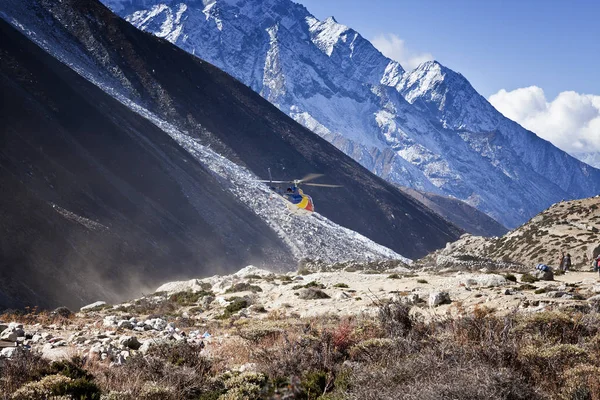 Himalayas Nepal Cirka November 2017 Рятувальний Вертоліт Забирають Гори Стокове Фото