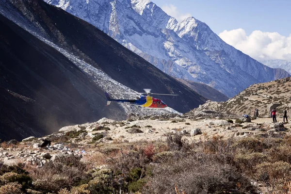 Himalayas Nepal Cirka November 2017 Rescue Helicopter Taking Mountains 免版税图库图片