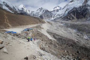 Everest ana kampına giden yürüyüşçüler, Khumbu vadisi, Sagarmatha ulusal parkı, Nepalli Himalayalar