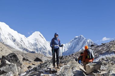 HIMALAYAS, NEPAL - CIRKA NOVEMBER 2017: Everest Ana Kampı 'na giden yürüyüşçüler, güzel güneşli hava ve muhteşem manzaralar