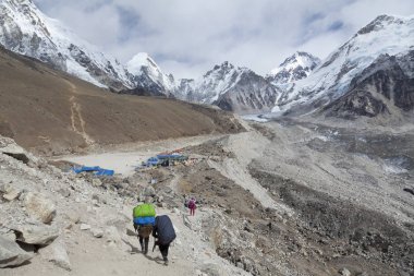 HIMALAYAS, NEPAL - CIRKA NOVEMBER 2017: Everest Ana Kampı 'na giden yürüyüşçüler, güzel güneşli hava ve muhteşem manzaralar