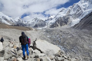 HIMALAYAS, NEPAL - CIRKA NOVEMBER 2017: Everest Ana Kampı 'na giden yürüyüşçüler, güzel güneşli hava ve muhteşem manzaralar